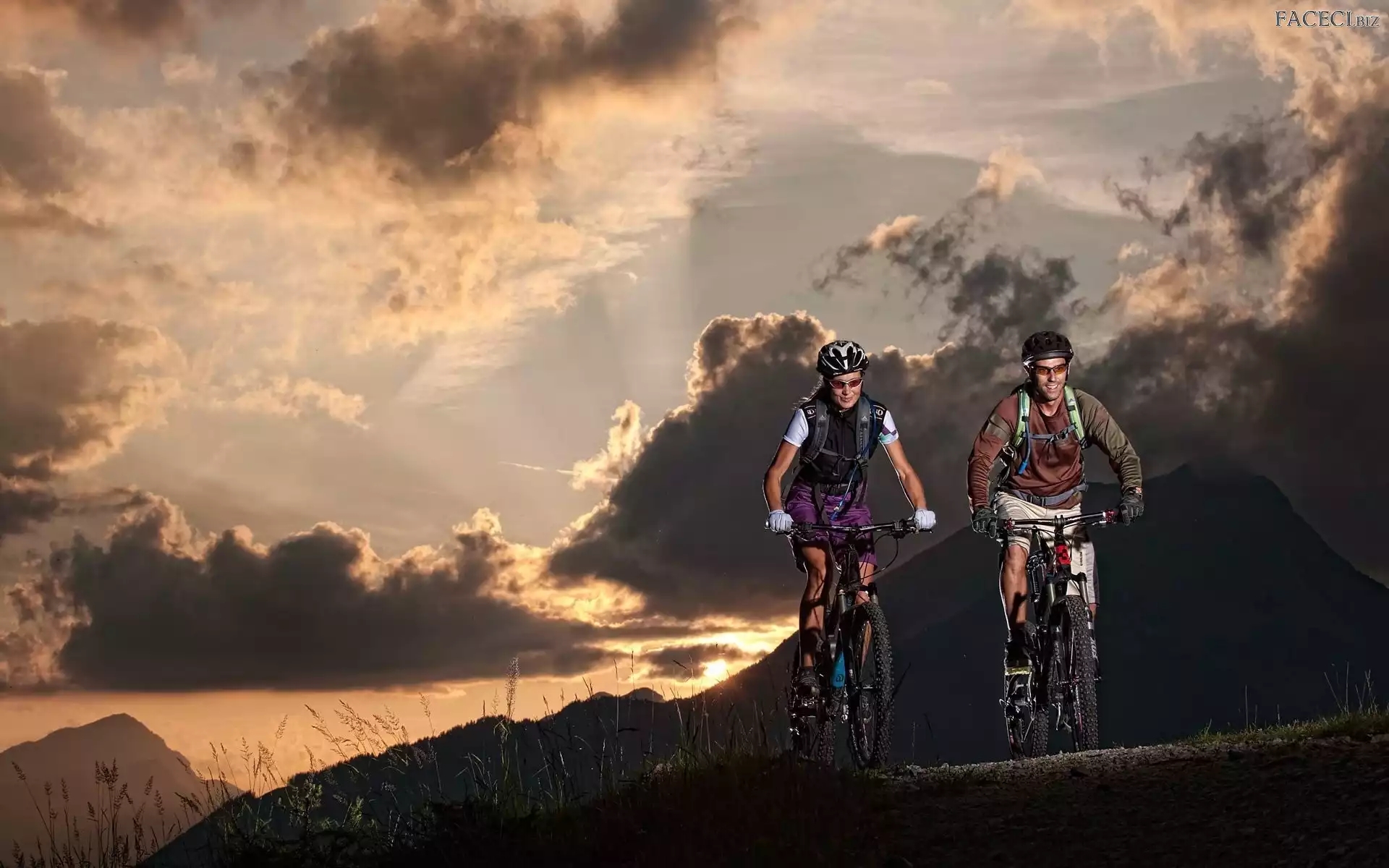 Zachód słońca, Rowery, Mężczyzna, Chmury, Niebo, Rowerzyści, Kobieta, Droga